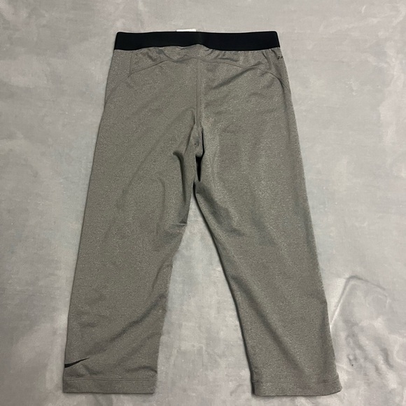 🌸Nike Pro Gray Leggings Capris - Picture 3 of 4